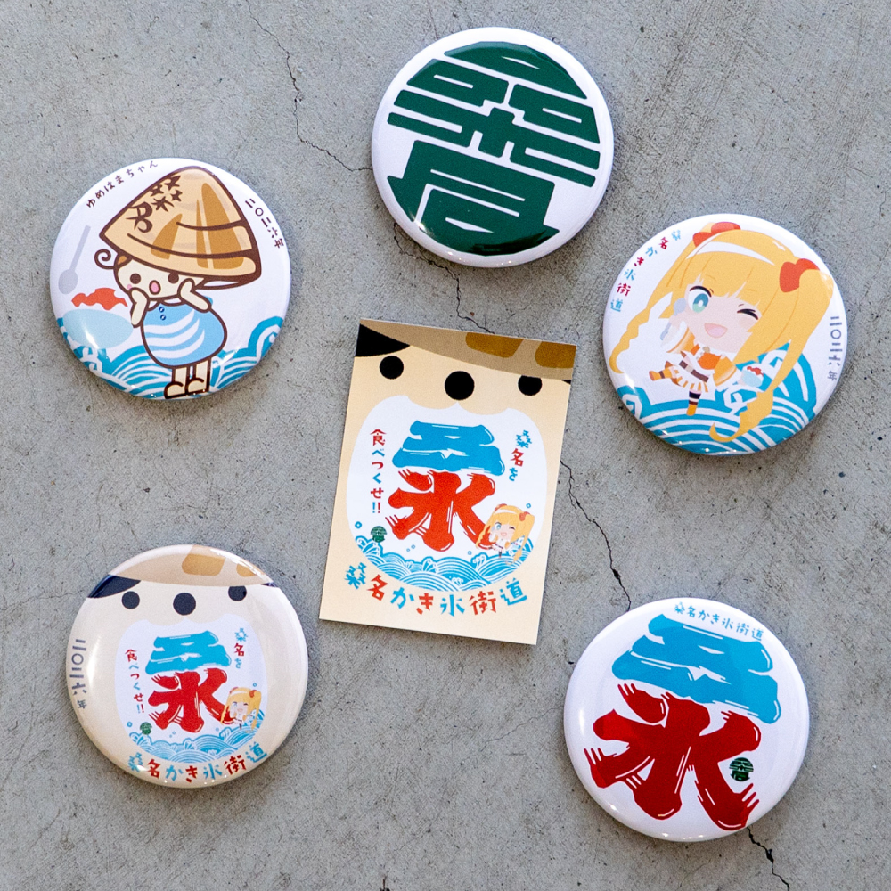 缶バッチの写真（缶バッチは各100個限定）