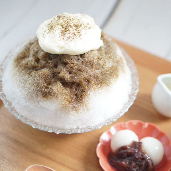 ほうじ茶ティラミス氷（あったか白玉とお飲み物付き）の写真