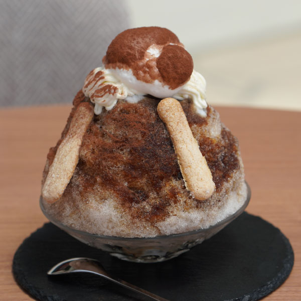 深煎りコーヒーとティラミスクリームのかき氷の写真